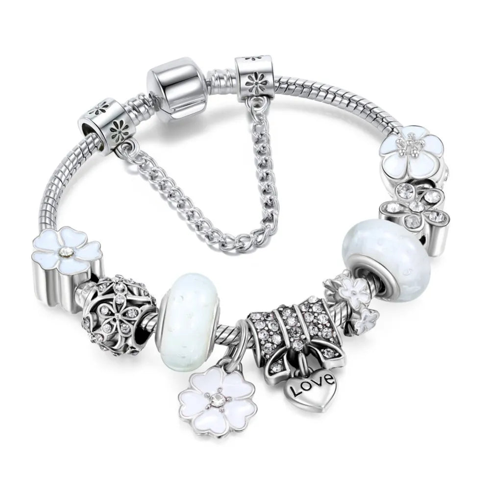 "Elegante 925 zilveren bedelarmband, tijdloos en verfijnd ontwerp met glanzende afwerking, perfect voor damescollectie."