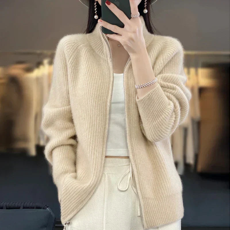 "Elegante beige wollen vest met rits, gebreide structuur, zacht en warm, voor dames, ideaal voor herfst en winter."