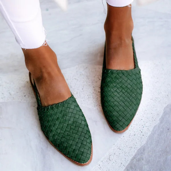 "Elegante bruine gevlochten damesschoenen, stijlvolle zomerse flats met handgeweven design, perfect voor casual outfits."