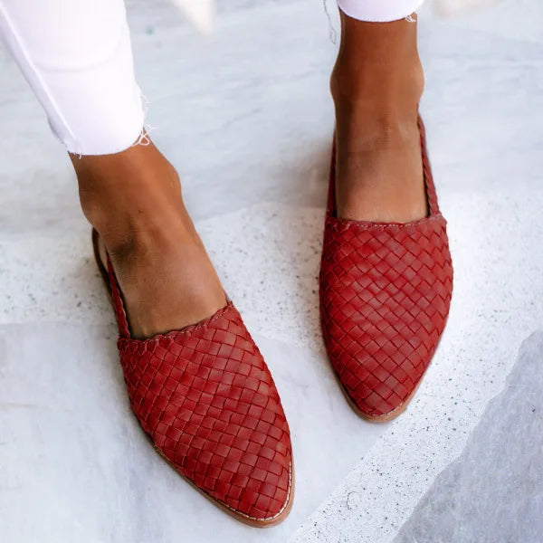 "Elegante bruine gevlochten damesschoenen, stijlvolle zomerse flats met handgeweven design, perfect voor casual outfits."