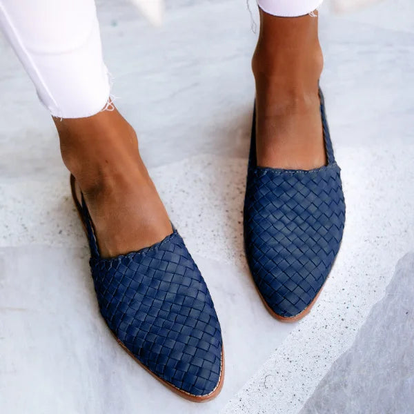 "Elegante bruine gevlochten damesschoenen, stijlvolle zomerse flats met handgeweven design, perfect voor casual outfits."