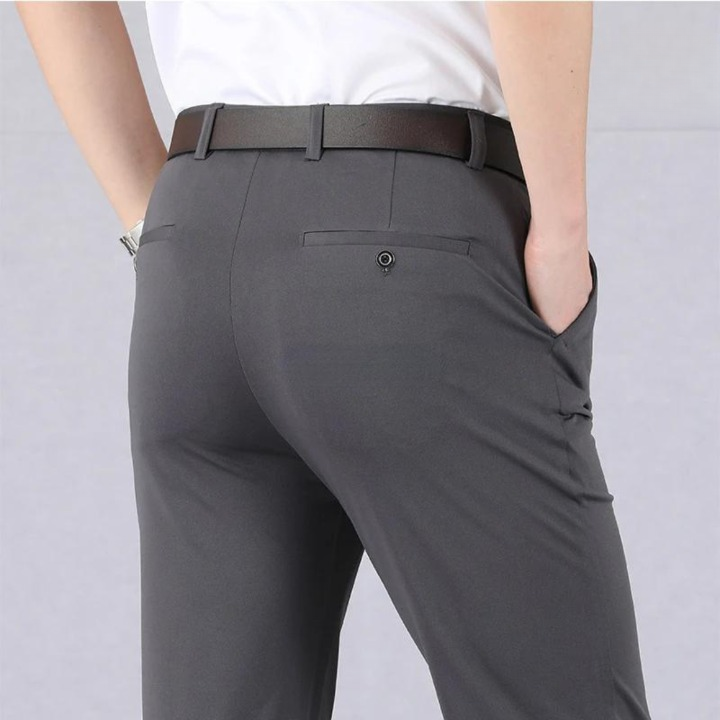 "Elegante businessbroek voor heren in strak zwart, professioneel ontwerp voor zakelijke en formele gelegenheden."