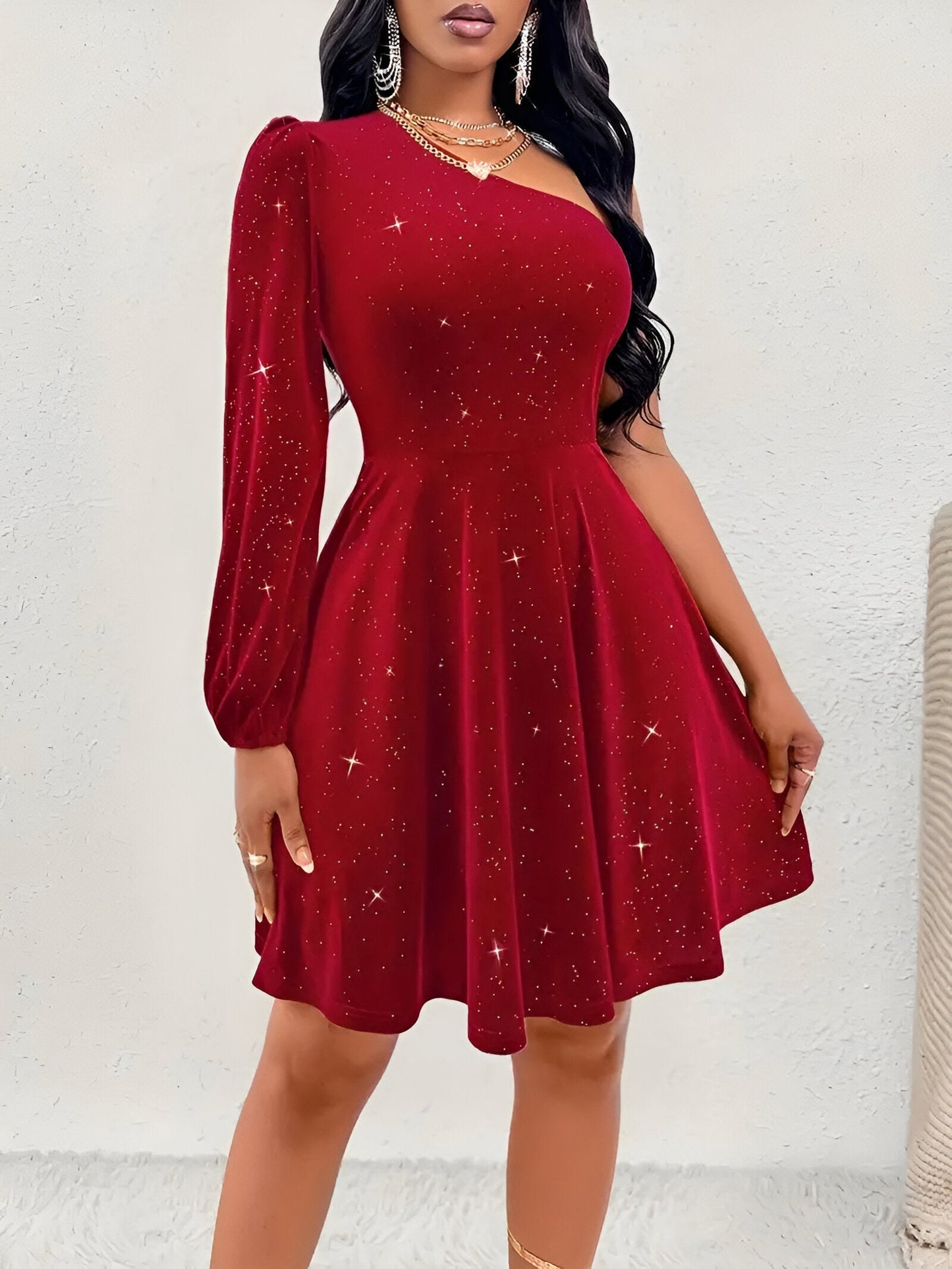 "Elegante Charlotta one-shoulder jurk met speelse ruches, perfect voor feestelijke gelegenheden en chique uitstapjes."