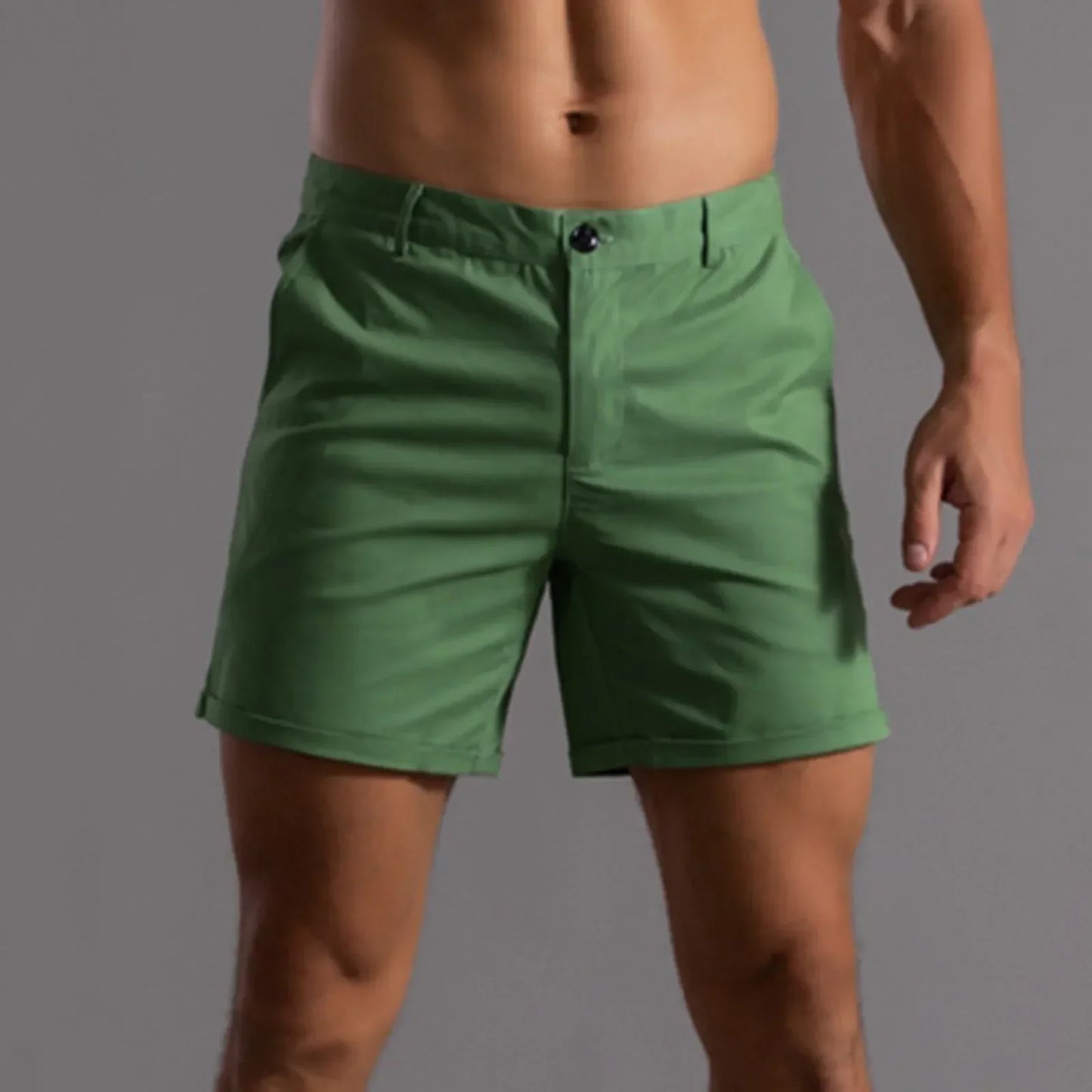 "Elegante, comfortabele heren chino shorts voor zomer, effen kleur, lossere pasvorm, ideaal voor casual activiteiten."