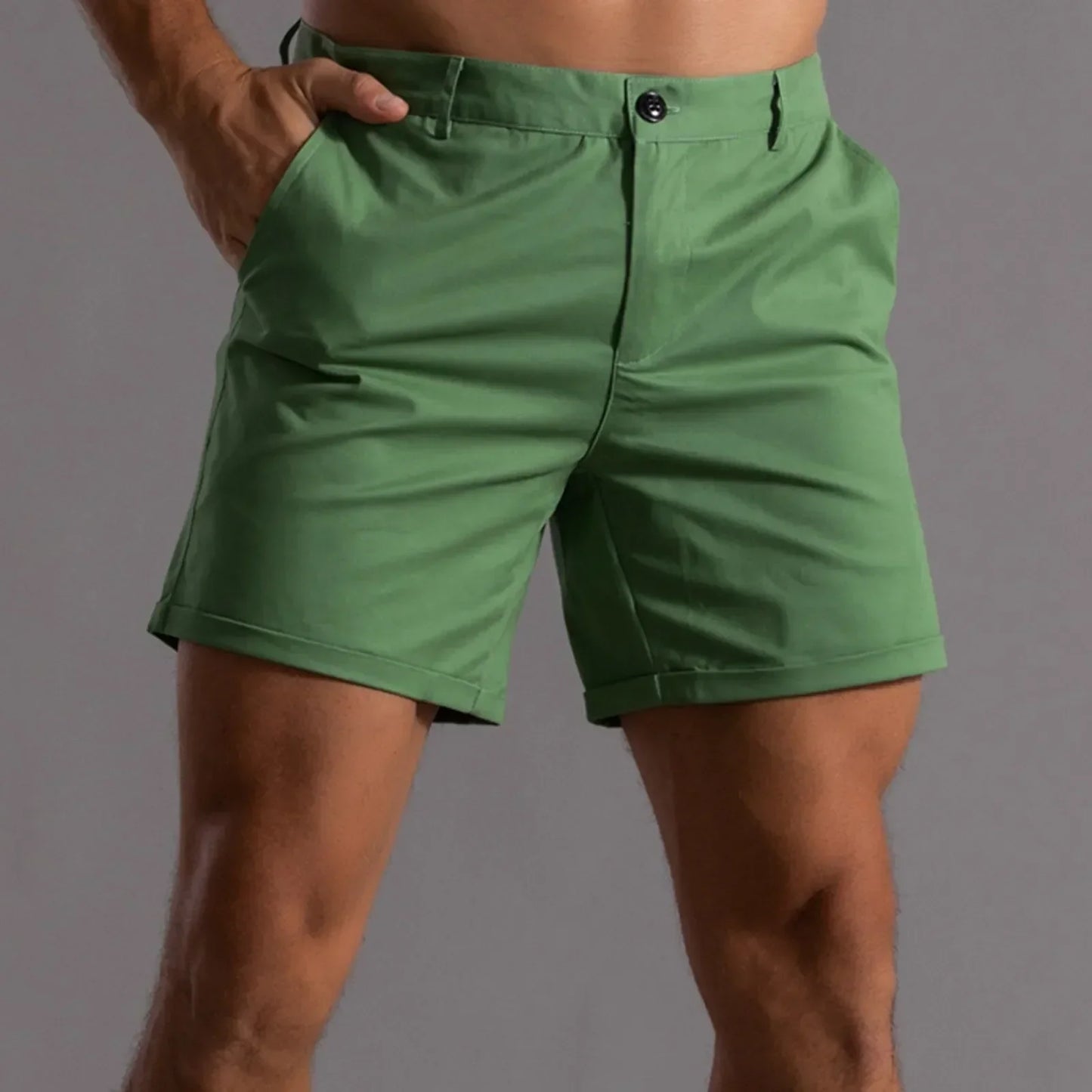 "Elegante, comfortabele heren chino shorts voor zomer, effen kleur, lossere pasvorm, ideaal voor casual activiteiten."