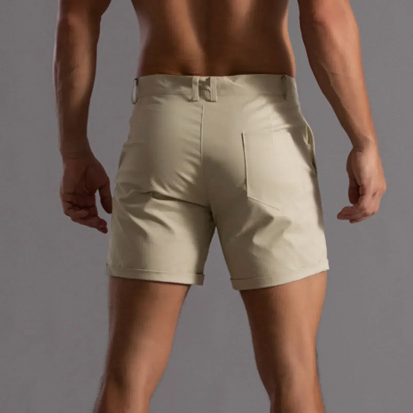 "Elegante, comfortabele heren chino shorts voor zomer, effen kleur, lossere pasvorm, ideaal voor casual activiteiten."