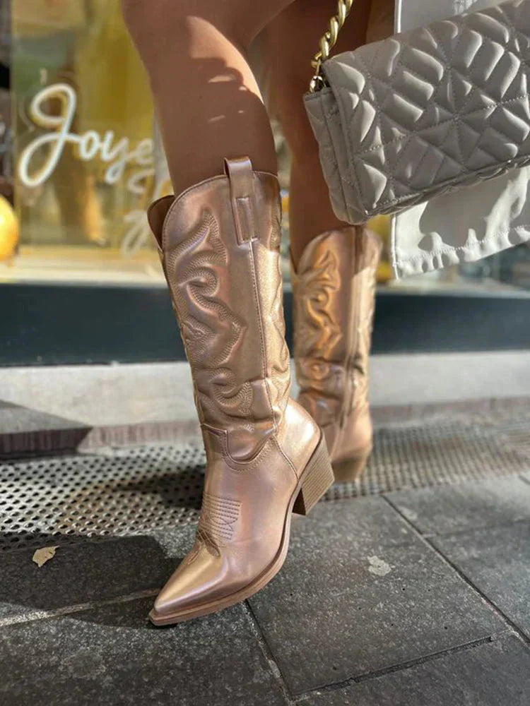 "Elegante dames cowboylaarzen met sprankelende metallic afwerking, hoge hak en moderne uitstraling voor een glamoureuze look.