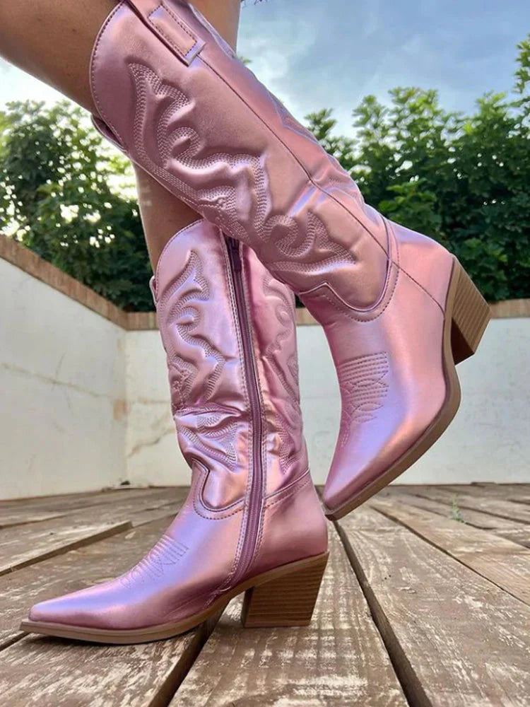 "Elegante dames cowboylaarzen met sprankelende metallic afwerking, hoge hak en moderne uitstraling voor een glamoureuze look.
