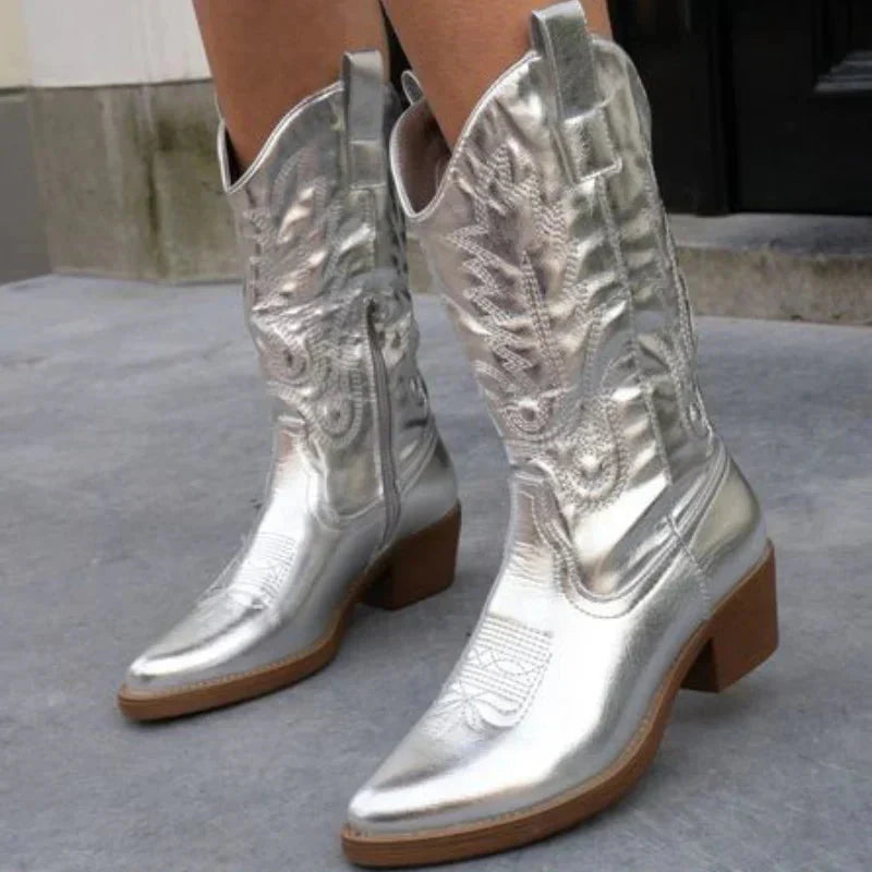 "Elegante dames cowboylaarzen met sprankelende metallic afwerking, hoge hak en moderne uitstraling voor een glamoureuze look.