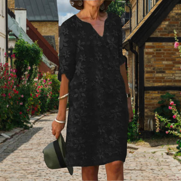 Elegante damesjurk met V-hals en bloemenmotief, verfijnde uitstraling en comfortabele pasvorm, essentieel voor de zomergarder