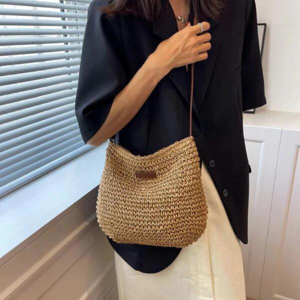 "Elegante gevlochten crossbody tas in beige en bruin met verstelbare band, ideaal voor casual of semi-formele gelegenheden."