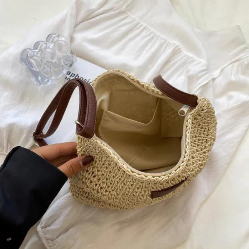 "Elegante gevlochten crossbody tas in beige en bruin met verstelbare band, ideaal voor casual of semi-formele gelegenheden."