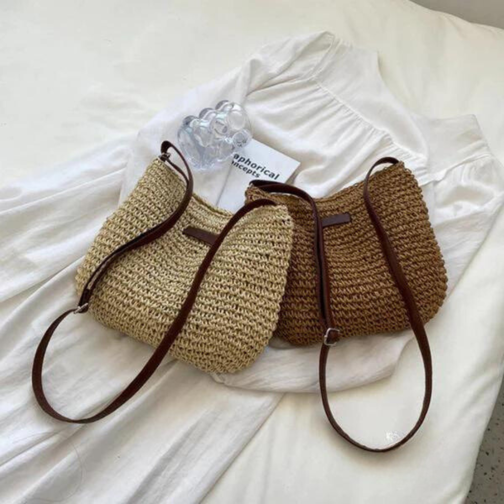 "Elegante gevlochten crossbody tas in beige en bruin met verstelbare band, ideaal voor casual of semi-formele gelegenheden."