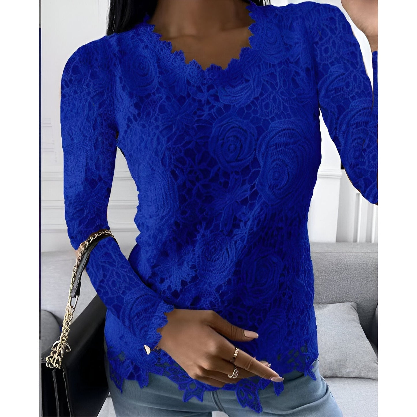 "Elegante kanten blouse met lange mouwen, vrouwelijke uitstraling, klassieke ronde hals, ideaal voor elke gelegenheid."