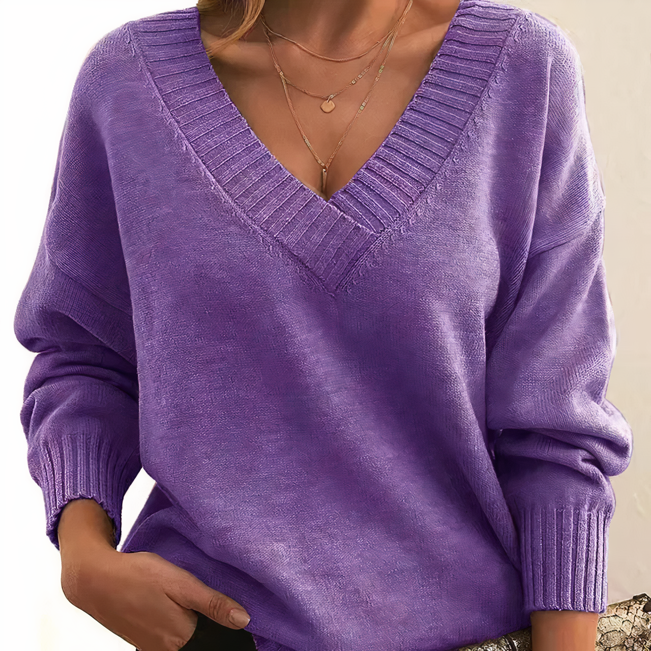 "Elegante kasjmier V-hals trui voor dames, warme beige kleur, combineert stijl met comfort, luxe uitstraling, tijdloos ontwer