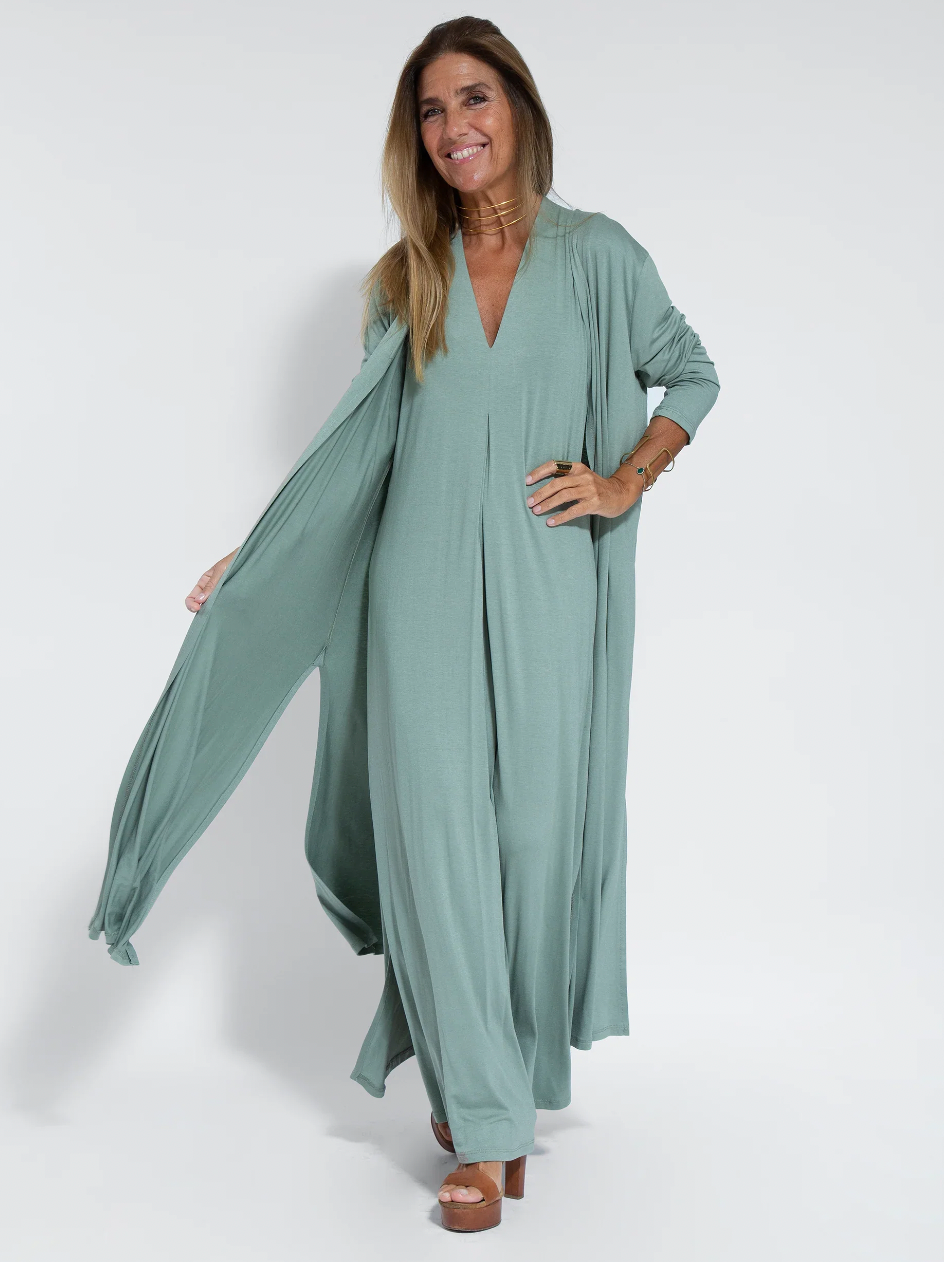"Elegante Kate Set met lange jurk en stijlvolle weste, dameskleding, in diverse kleuren voor comfort en vrouwelijkheid."