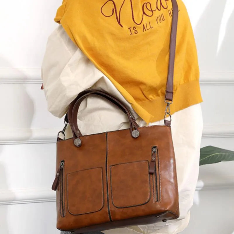 "Elegante leren schoudertas met magnetische sluiting, duurzaam bruin leer, verstelbare riem voor draagcomfort."