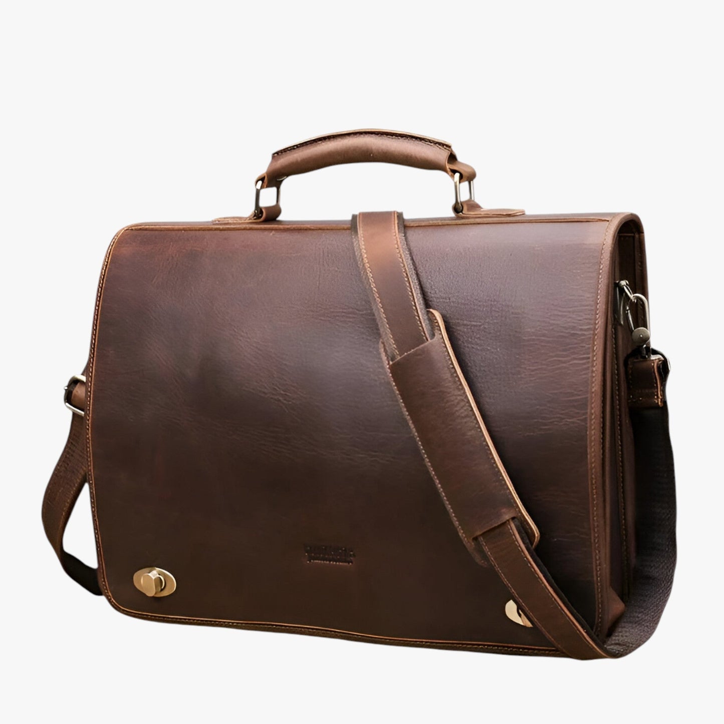 Elegante leren zakelijke aktetas, bruin, met gewatteerd laptopvak en verstelbare schouderband voor professionals.