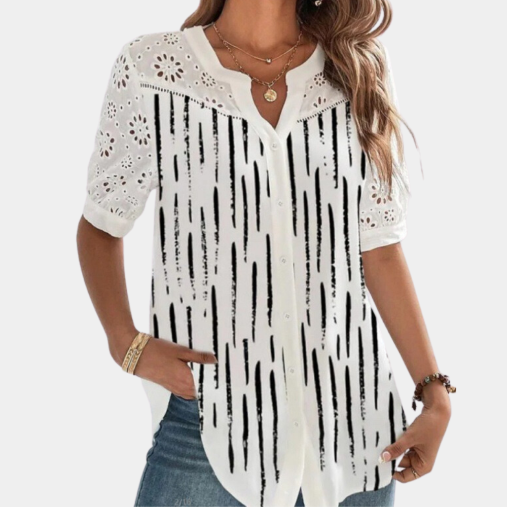 "Elegante lichtblauwe damestop met korte mouwen, kanten details en losse pasvorm voor een stijlvolle en comfortabele look."