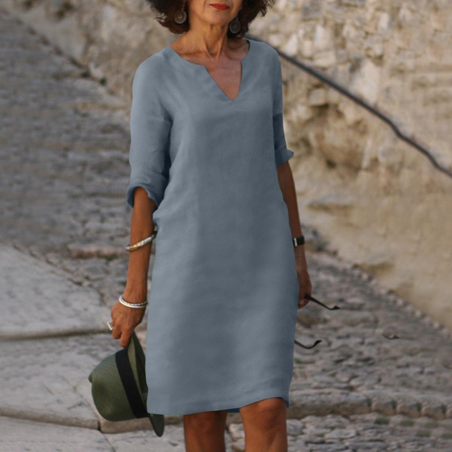 Elegante Marjan zomerjurk met V-hals, 3/4 mouwen, lichtgewicht stof, perfect voor casual en informele gelegenheden.