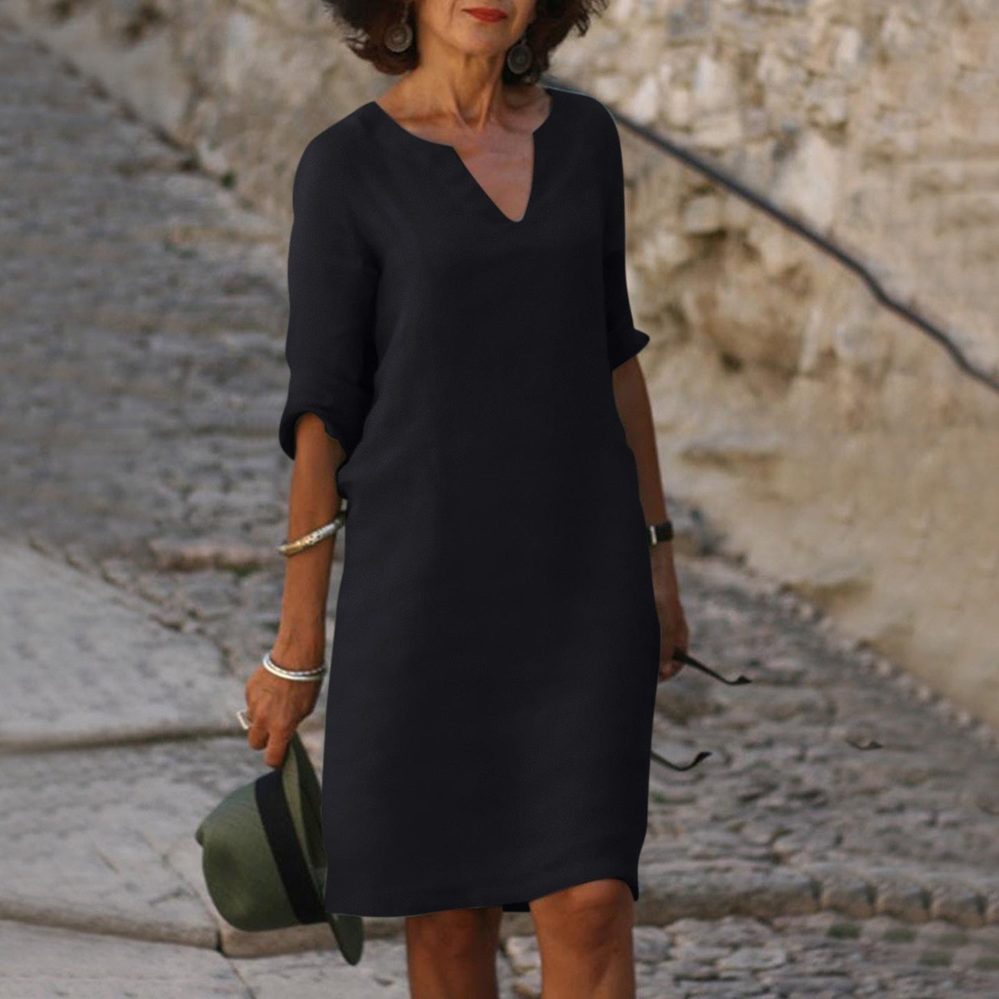 Elegante Marjan zomerjurk met V-hals, 3/4 mouwen, lichtgewicht stof, perfect voor casual en informele gelegenheden.