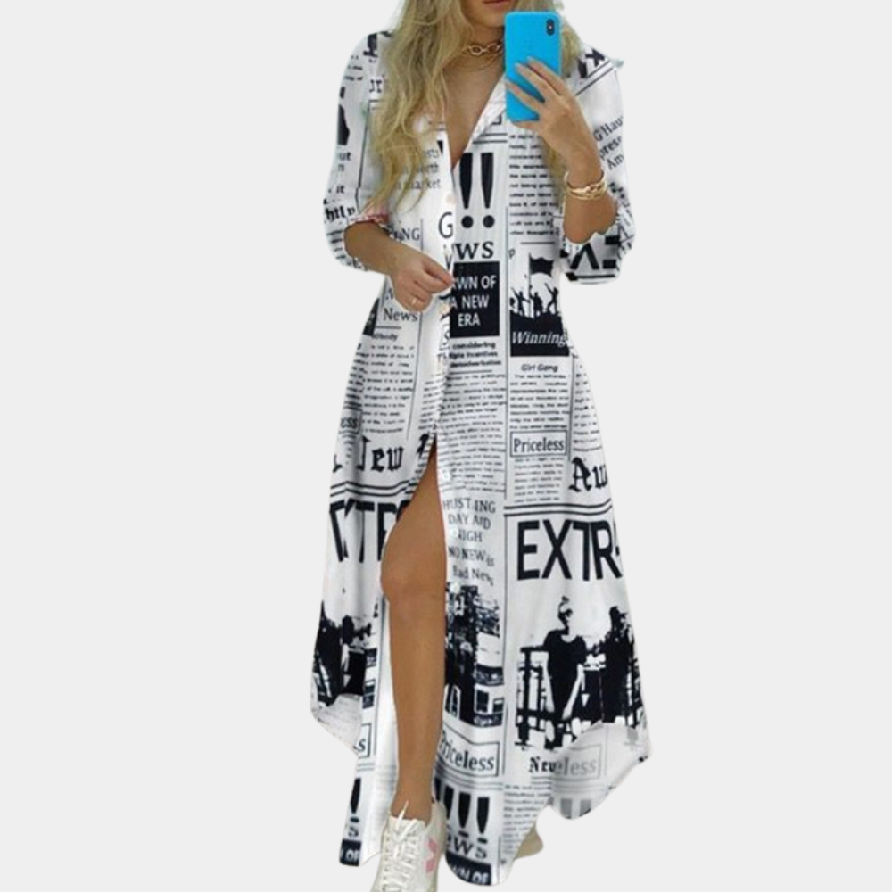 "Elegante maxi Antonia zomerjurk met artistieke kranten print, perfecte pasvorm voor trendy zomerse look."