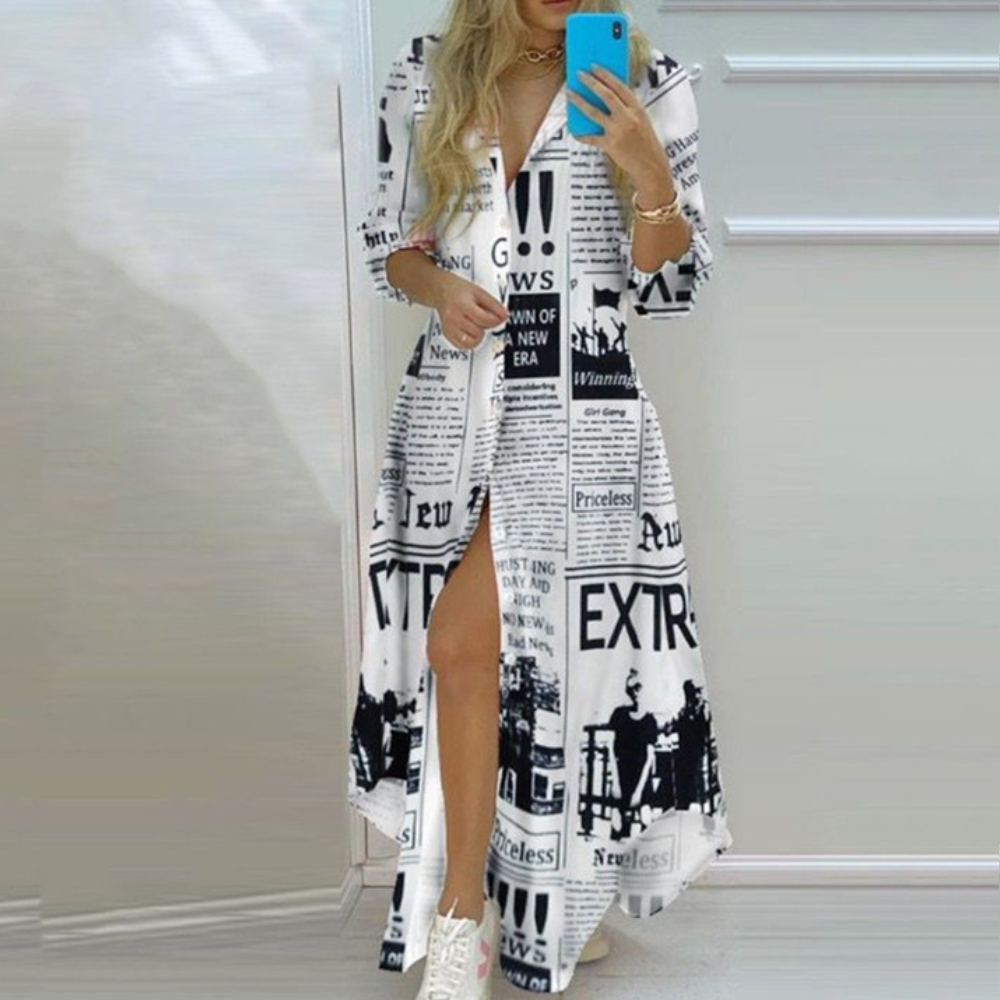 "Elegante maxi Antonia zomerjurk met artistieke kranten print, perfecte pasvorm voor trendy zomerse look."