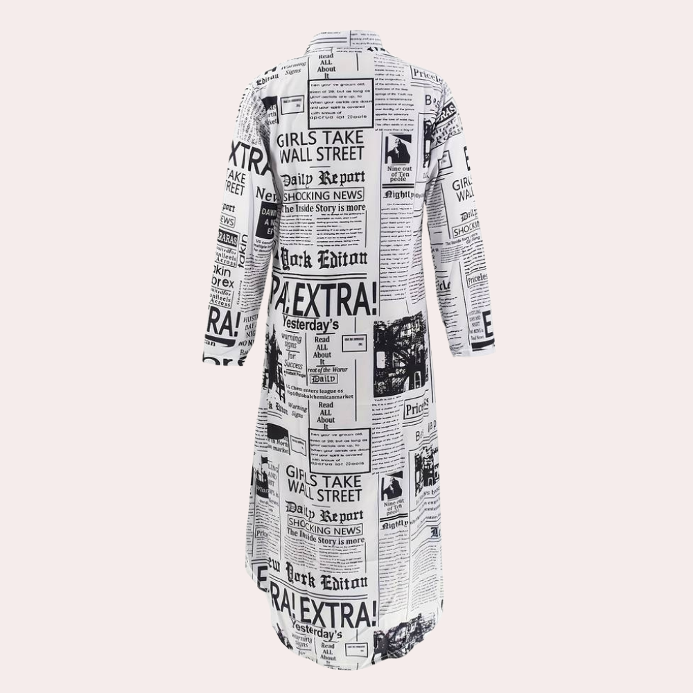 "Elegante maxi Antonia zomerjurk met artistieke kranten print, perfecte pasvorm voor trendy zomerse look."