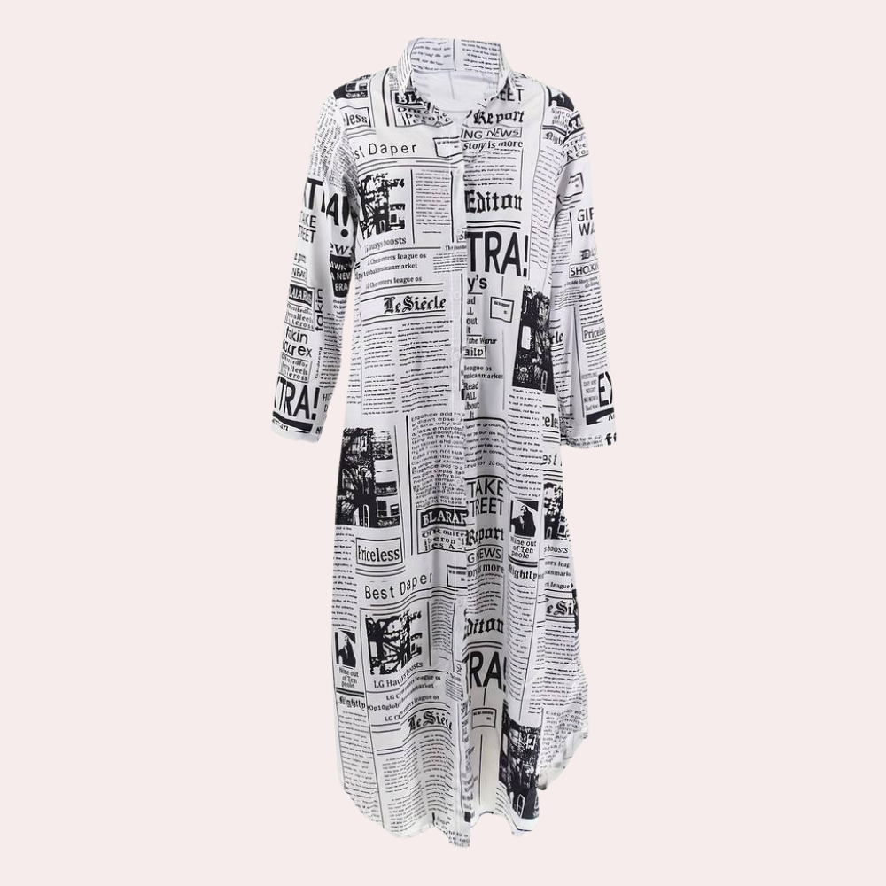 "Elegante maxi Antonia zomerjurk met artistieke kranten print, perfecte pasvorm voor trendy zomerse look."