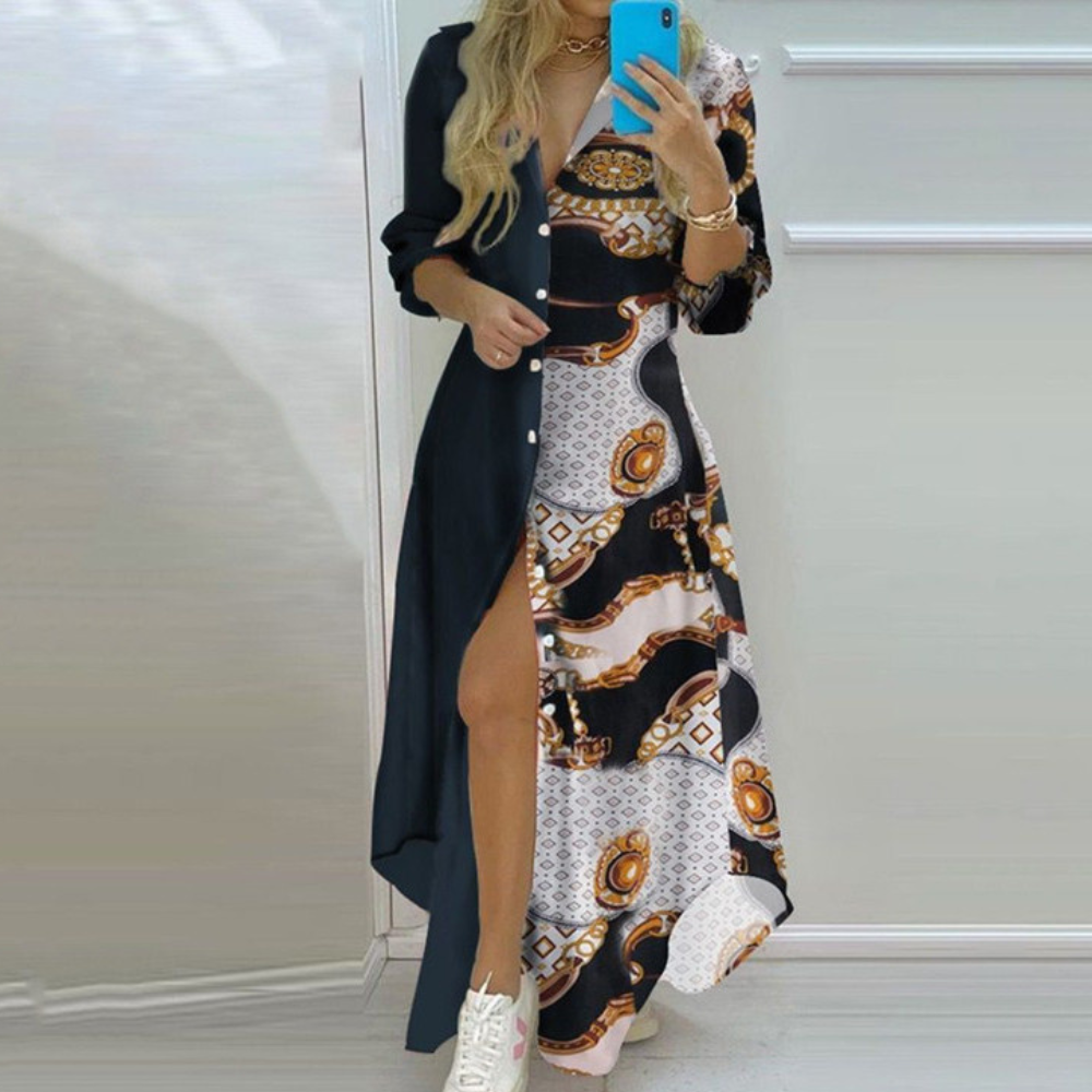 "Elegante maxi Antonia zomerjurk met artistieke kranten print, perfecte pasvorm voor trendy zomerse look."