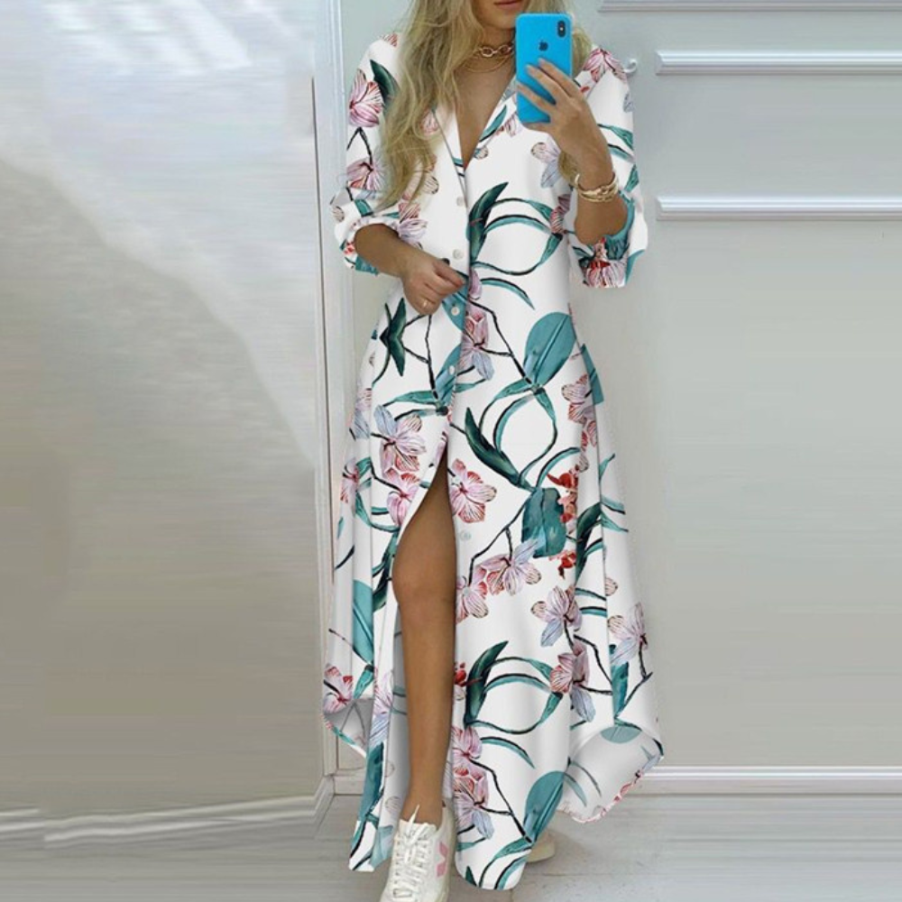"Elegante maxi Antonia zomerjurk met artistieke kranten print, perfecte pasvorm voor trendy zomerse look."