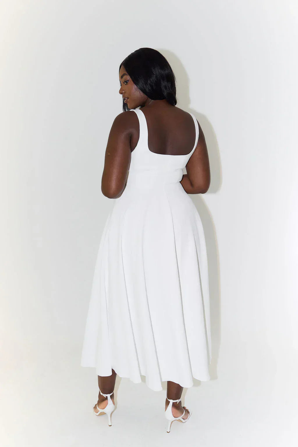 "Elegante midi-jurk met hoge taille en vierkante halslijn, vloeiende stof, benadrukt silhouet en biedt comfort."
