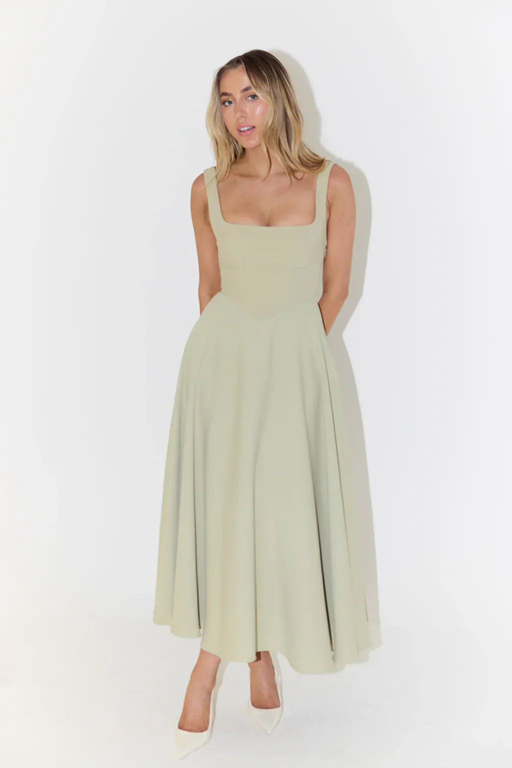 "Elegante midi-jurk met hoge taille en vierkante halslijn, vloeiende stof, benadrukt silhouet en biedt comfort."