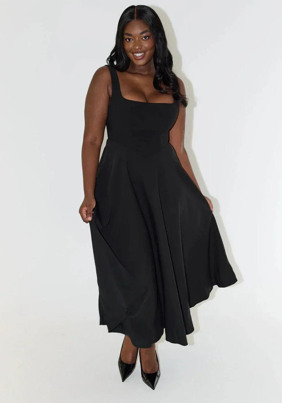 "Elegante midi-jurk met hoge taille en vierkante halslijn, vloeiende stof, benadrukt silhouet en biedt comfort."