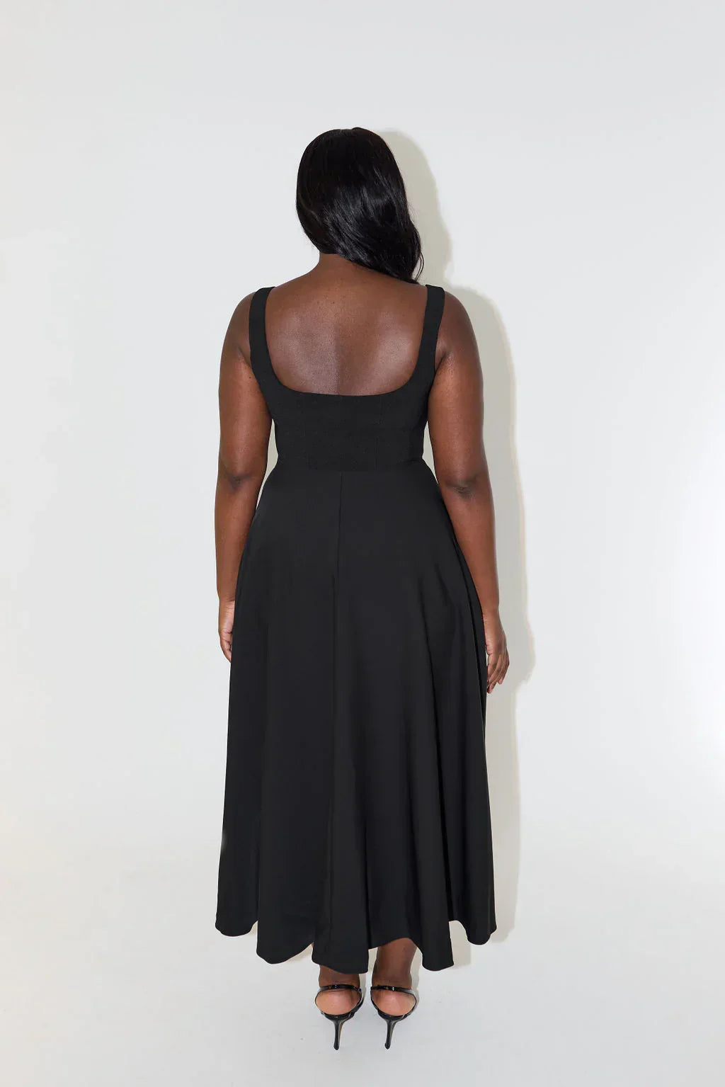 "Elegante midi-jurk met hoge taille en vierkante halslijn, vloeiende stof, benadrukt silhouet en biedt comfort."