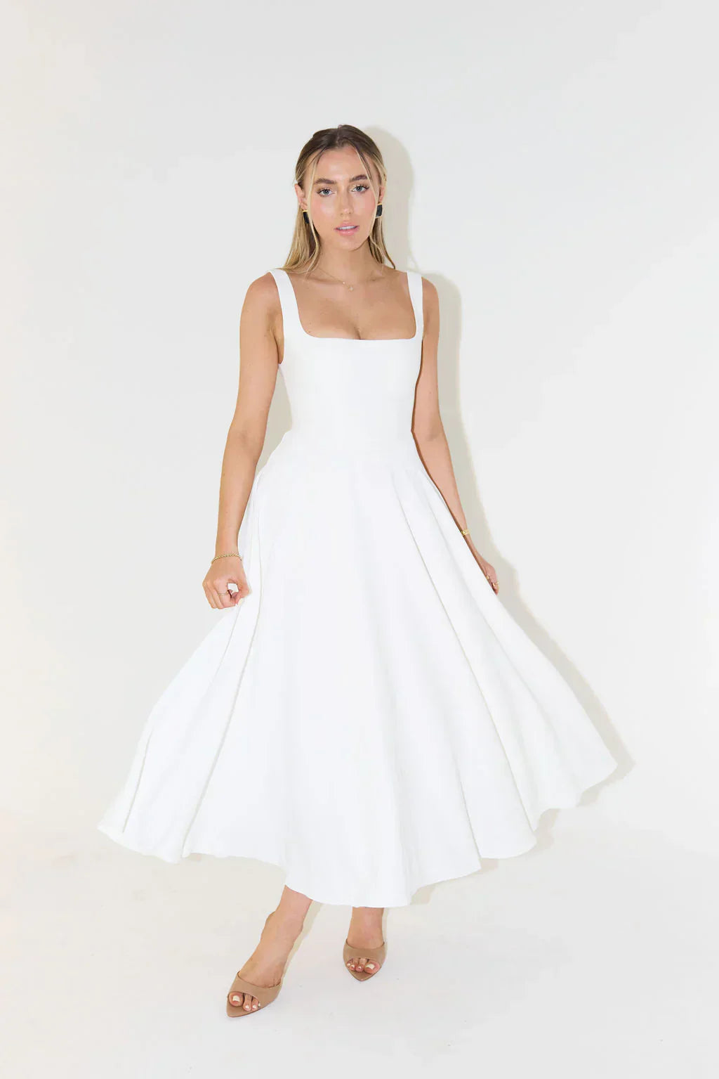 "Elegante midi-jurk met hoge taille en vierkante halslijn, vloeiende stof, benadrukt silhouet en biedt comfort."