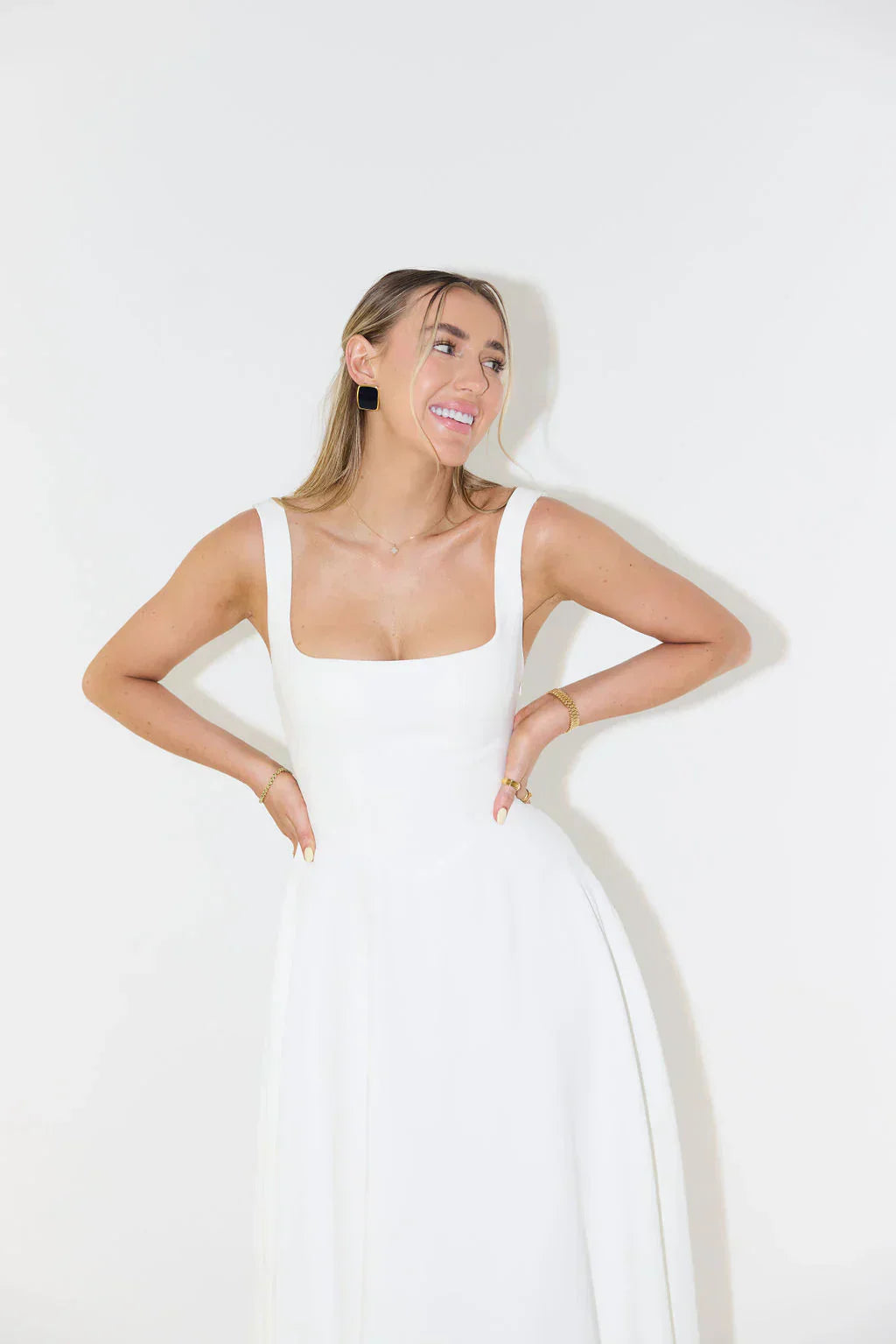 "Elegante midi-jurk met hoge taille en vierkante halslijn, vloeiende stof, benadrukt silhouet en biedt comfort."