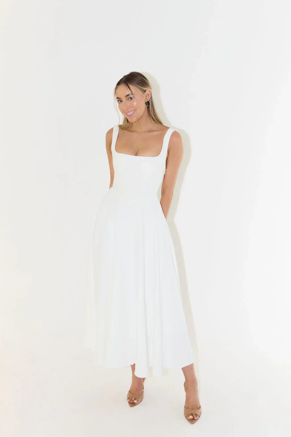 "Elegante midi-jurk met hoge taille en vierkante halslijn, vloeiende stof, benadrukt silhouet en biedt comfort."