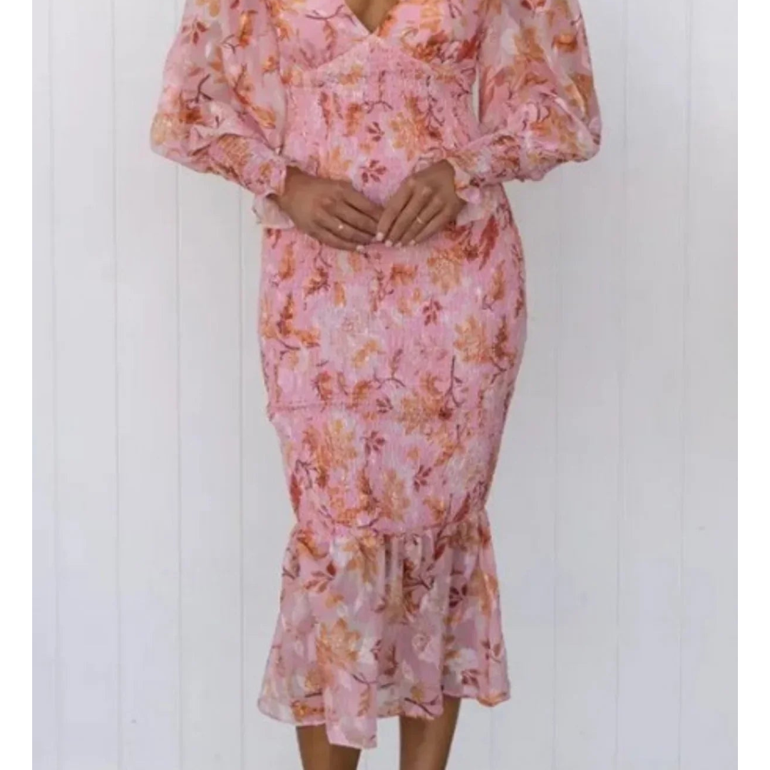 Elegante midi jurk voor dames met verfijnde bloemenprint, lichte stof, zomerse chic uitstraling voor iedere gelegenheid.