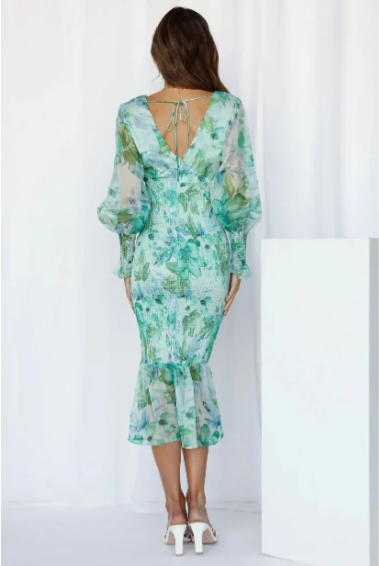 Elegante midi jurk voor dames met verfijnde bloemenprint, lichte stof, zomerse chic uitstraling voor iedere gelegenheid.