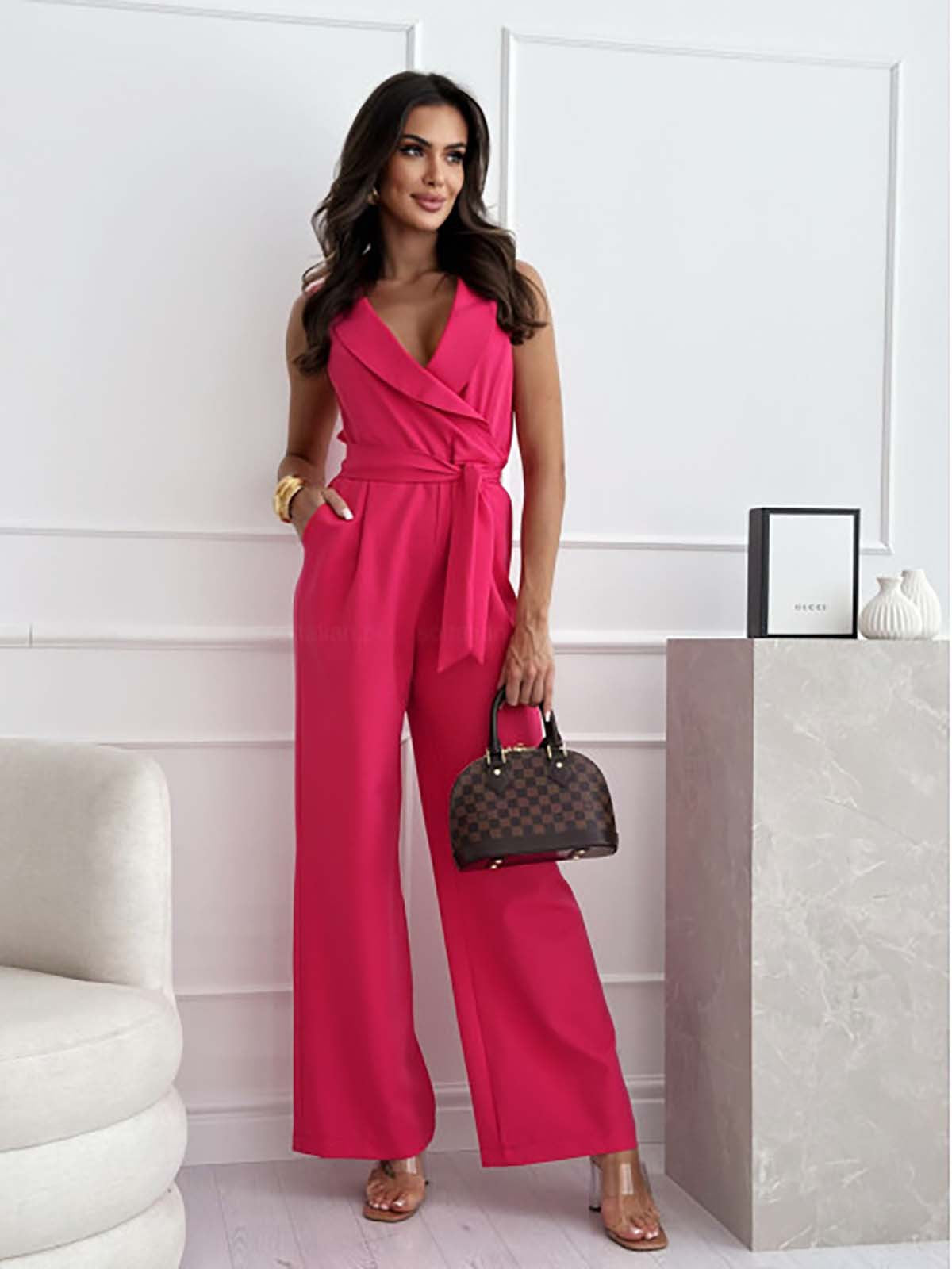 "Elegante mouwloze jumpsuit met V-hals en rechte pijpen, luxe stof, flatterend design voor een stijlvolle look."