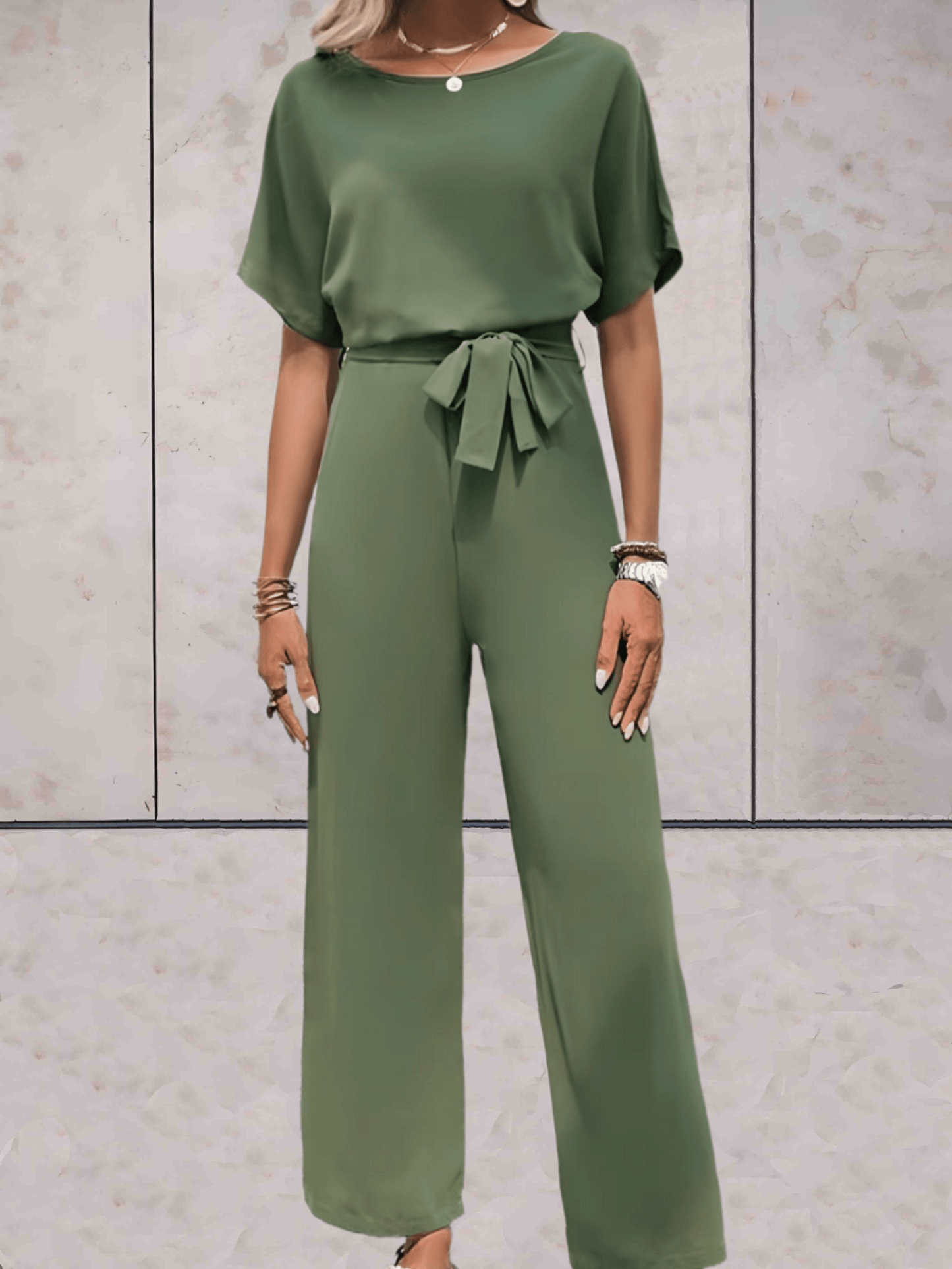 "Elegante Noa jumpsuit voor dames met wijde mouwen en striklinten, comfortabele luchtige stof, ideaal voor elke gelegenheid."