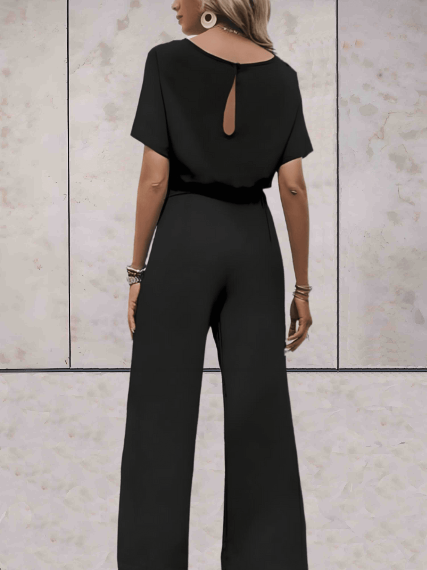 "Elegante Noa jumpsuit voor dames met wijde mouwen en striklinten, comfortabele luchtige stof, ideaal voor elke gelegenheid."