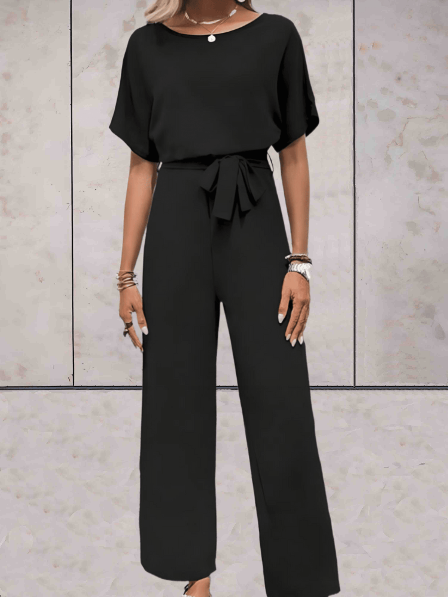 "Elegante Noa jumpsuit voor dames met wijde mouwen en striklinten, comfortabele luchtige stof, ideaal voor elke gelegenheid."