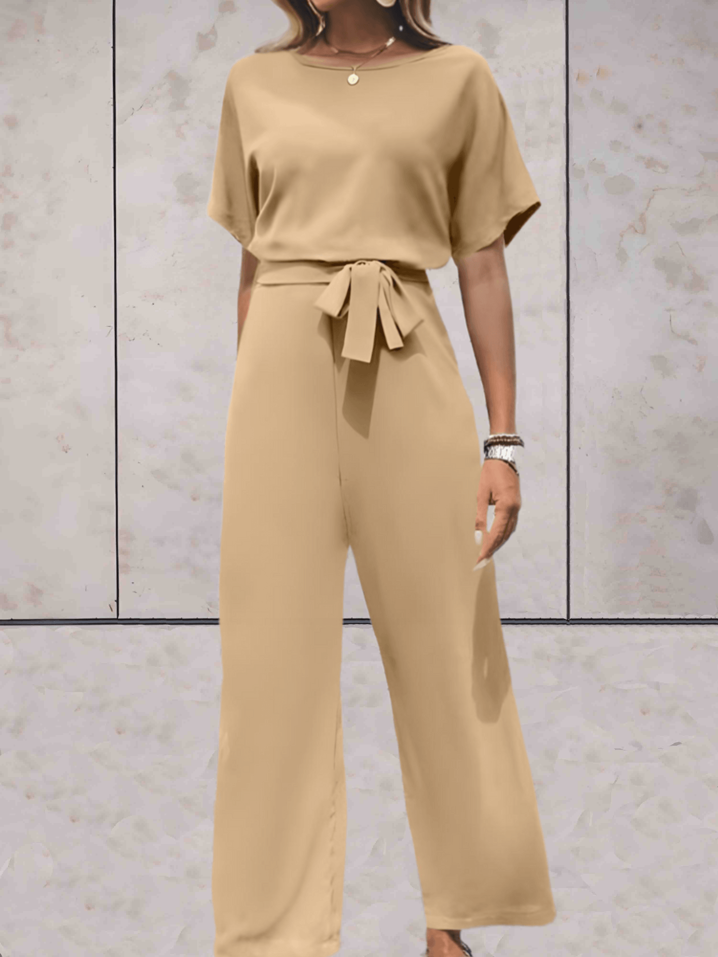 "Elegante Noa jumpsuit voor dames met wijde mouwen en striklinten, comfortabele luchtige stof, ideaal voor elke gelegenheid."