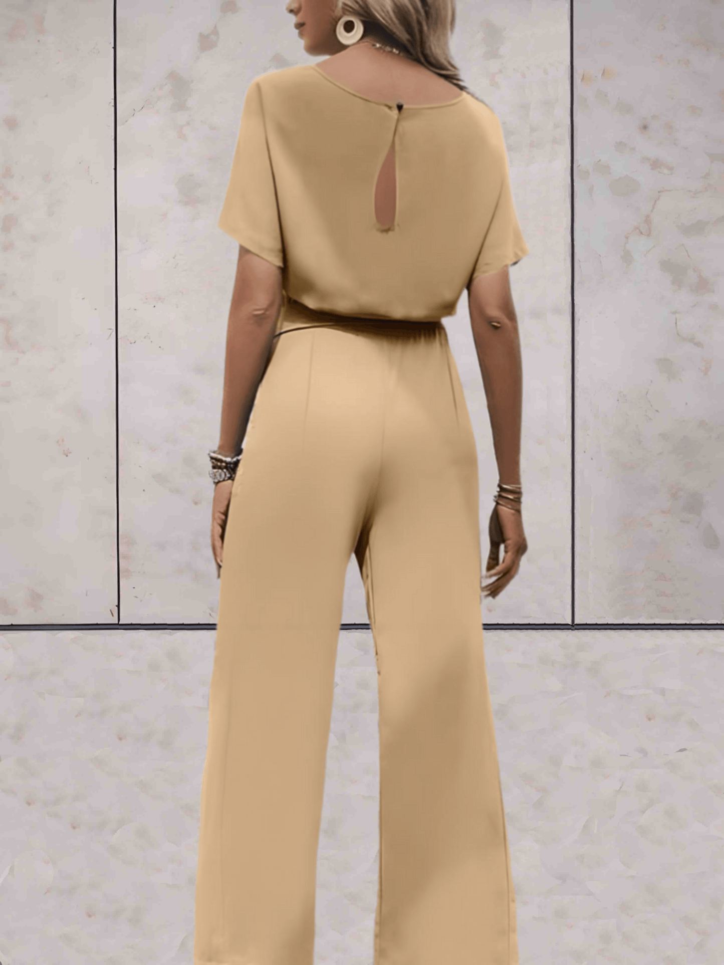"Elegante Noa jumpsuit voor dames met wijde mouwen en striklinten, comfortabele luchtige stof, ideaal voor elke gelegenheid."