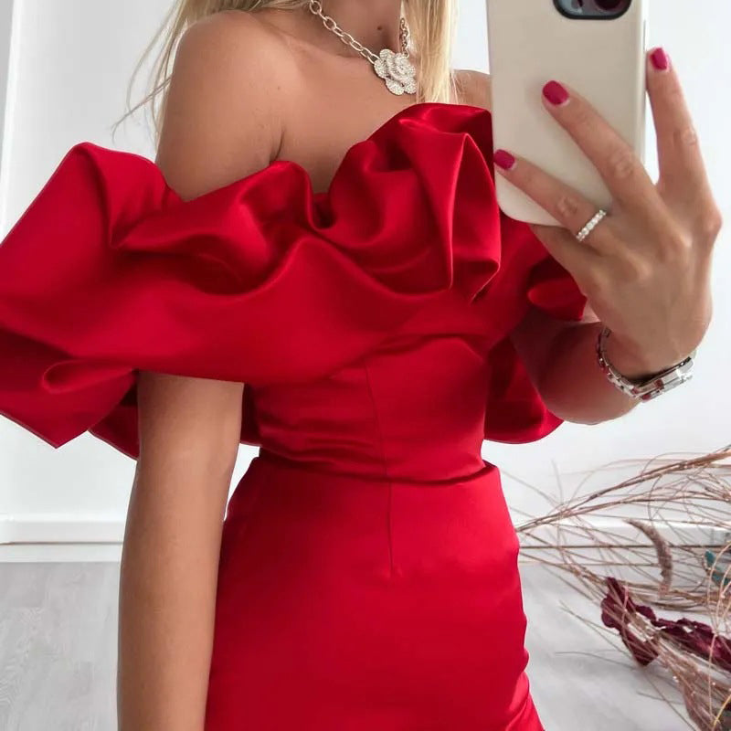 "Elegante off-shoulder satijnen jurk met ruches, chique uitstraling, flatterende fit. Perfect voor speciale gelegenheden."