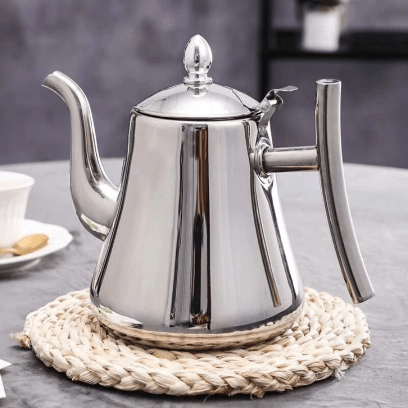 "Elegante roestvrijstalen inductie waterkoker met filter, snelle verhitting, modern design, geschikt voor elke keuken."