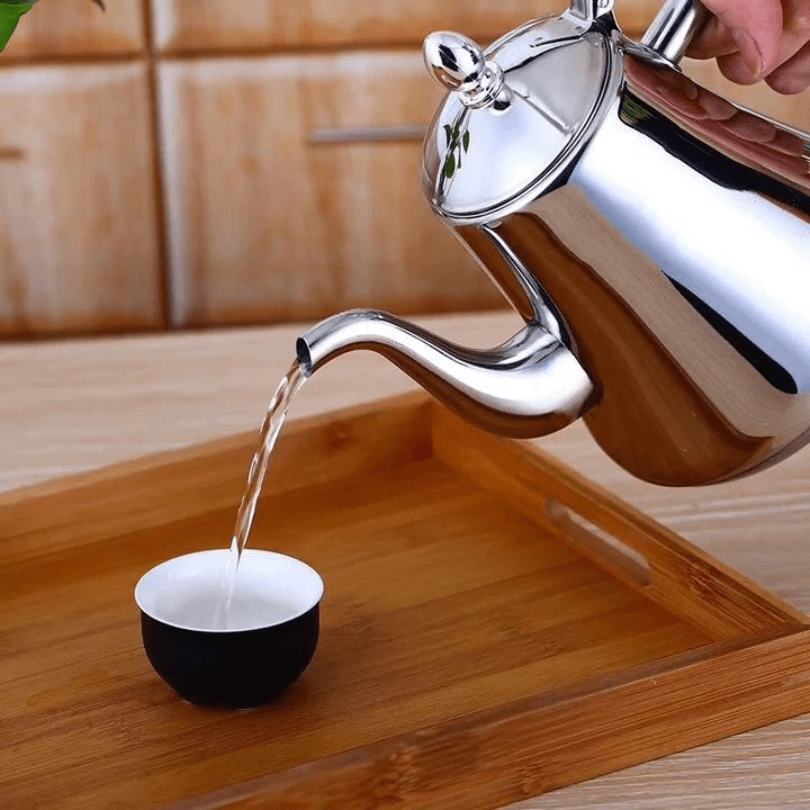 "Elegante roestvrijstalen inductie waterkoker met filter, snelle verhitting, modern design, geschikt voor elke keuken."