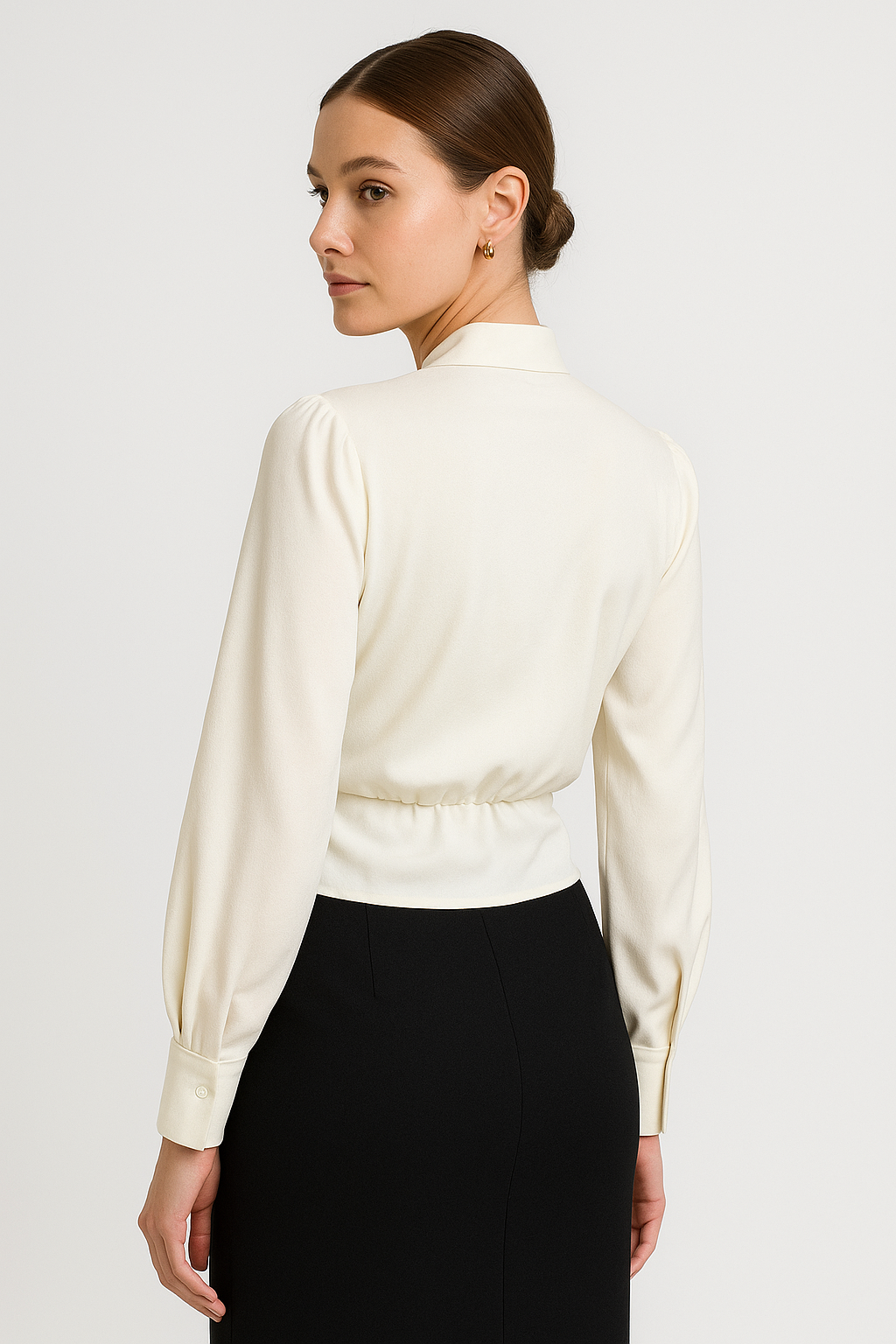 "Elegante satijnen blouse met pofmouwen, zachte stof en flatterende pasvorm, perfect voor luxe en stijlvolle looks."